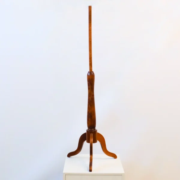 Base tre piedi regolabile in altezza color legno per busto manichino
