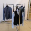 espositore abbigliamento tre vie in metallo con appese delle camicie da uomo