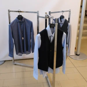 espositore abbigliamento tre vie in metallo con appese delle camicie da uomo