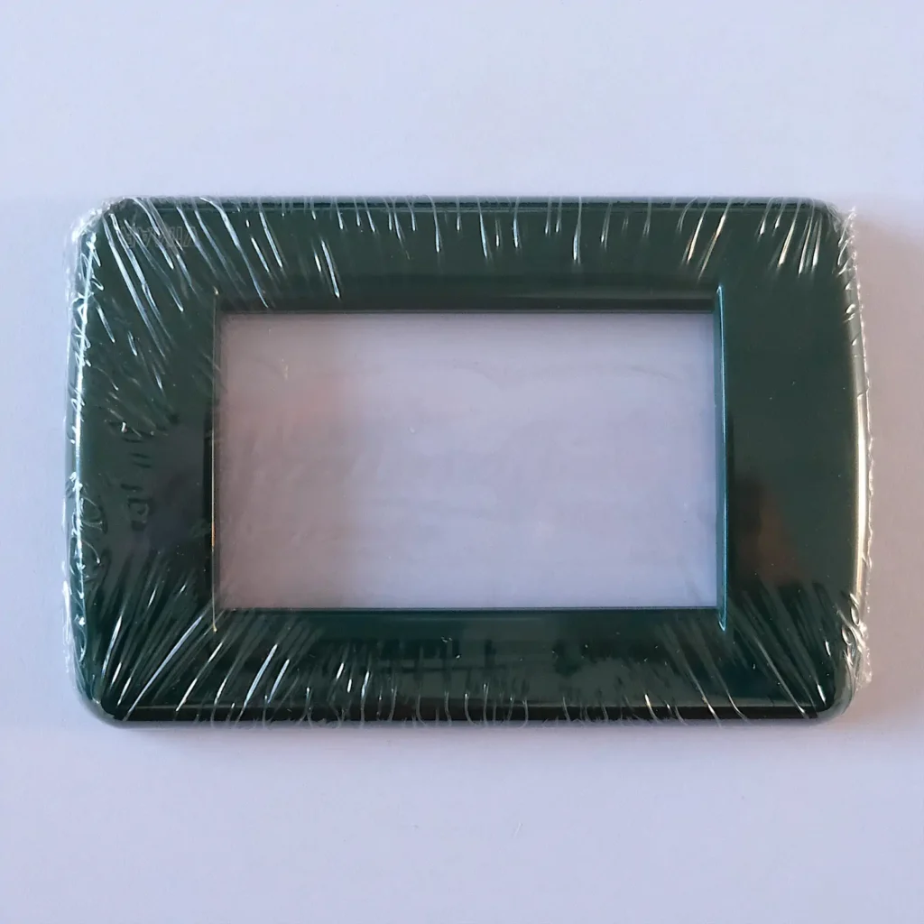 Placca Vimar 3 moduli rondò in metallo colore verde 16753.07